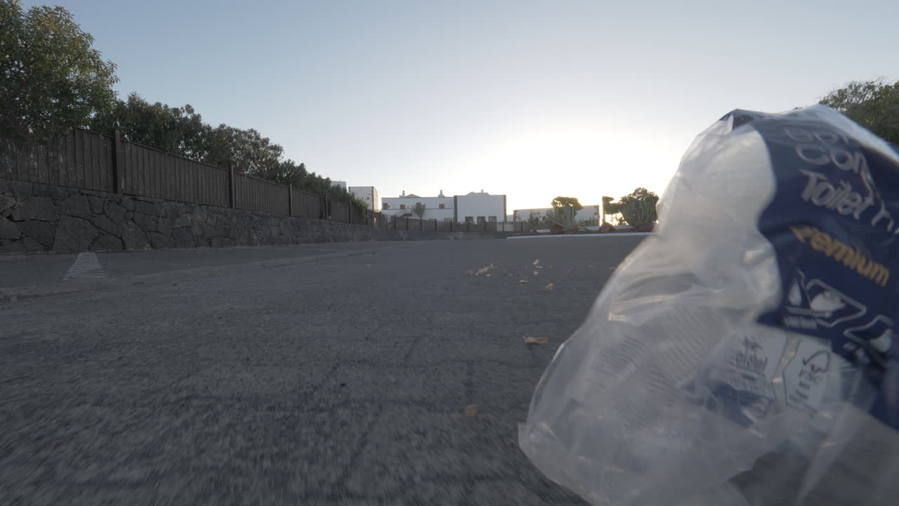 Vento che soffia foglie e rifiuti in città
