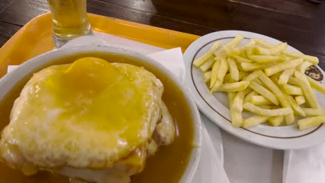 Genießen-Sie-Den-Portugiesischen-Genuss:-Francesinha-Mit-Pommes-Und-Einem-Imperial-–-Ein-Kulinarisches-Erlebnis-Schlechthin,-Das-Aromen-Und-Traditionen-Vereint