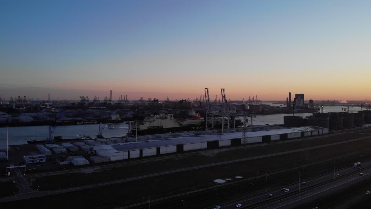 vista aérea del puerto de maasvlakte y brielse meer en rotterdam, países bajos