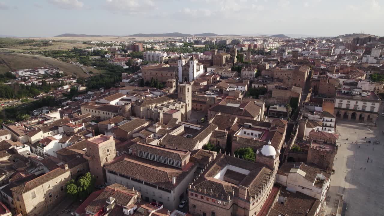 establecimiento de una vista aérea del paisaje de la ciudad de caceres, patrimonio mundial de la unesco en extremadura, españa