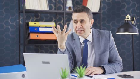 hombre desesperado haciendo papeleo sintiéndose preocupado por problemas financieros.