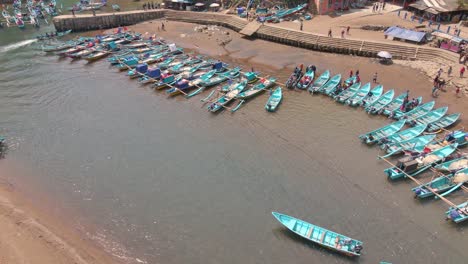 Toma-Aérea-En-órbita-De-Barcos-Pesqueros-En-La-Playa-Baron-En-Yogyakarta,-Indonesia-Durante-El-Día.