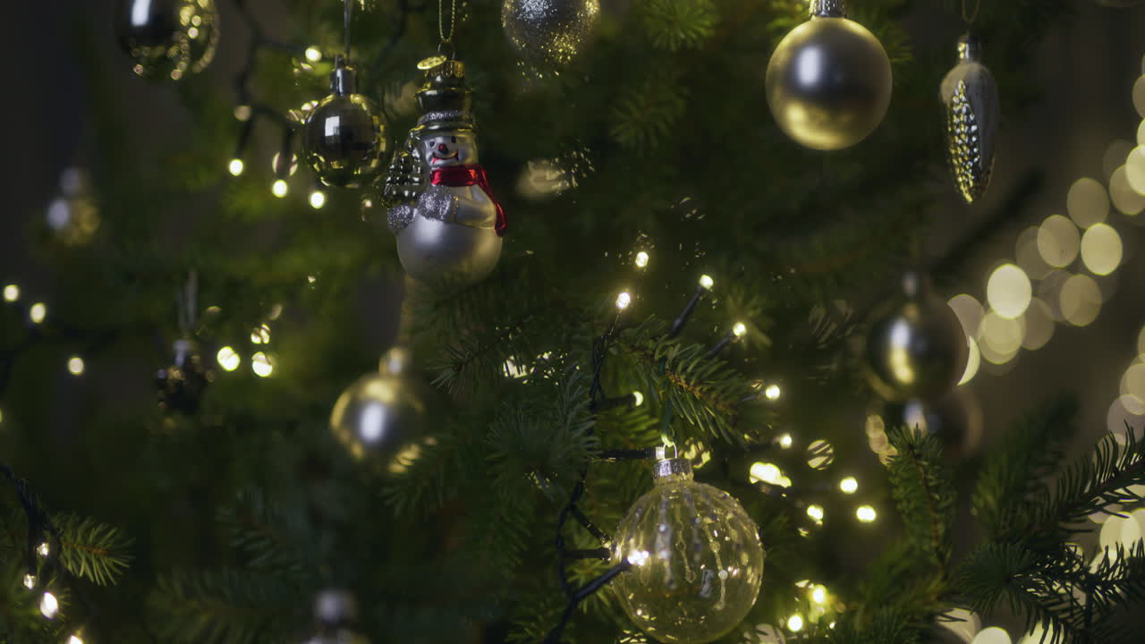 primer plano de bolas y luces de navidad en un árbol de navidad