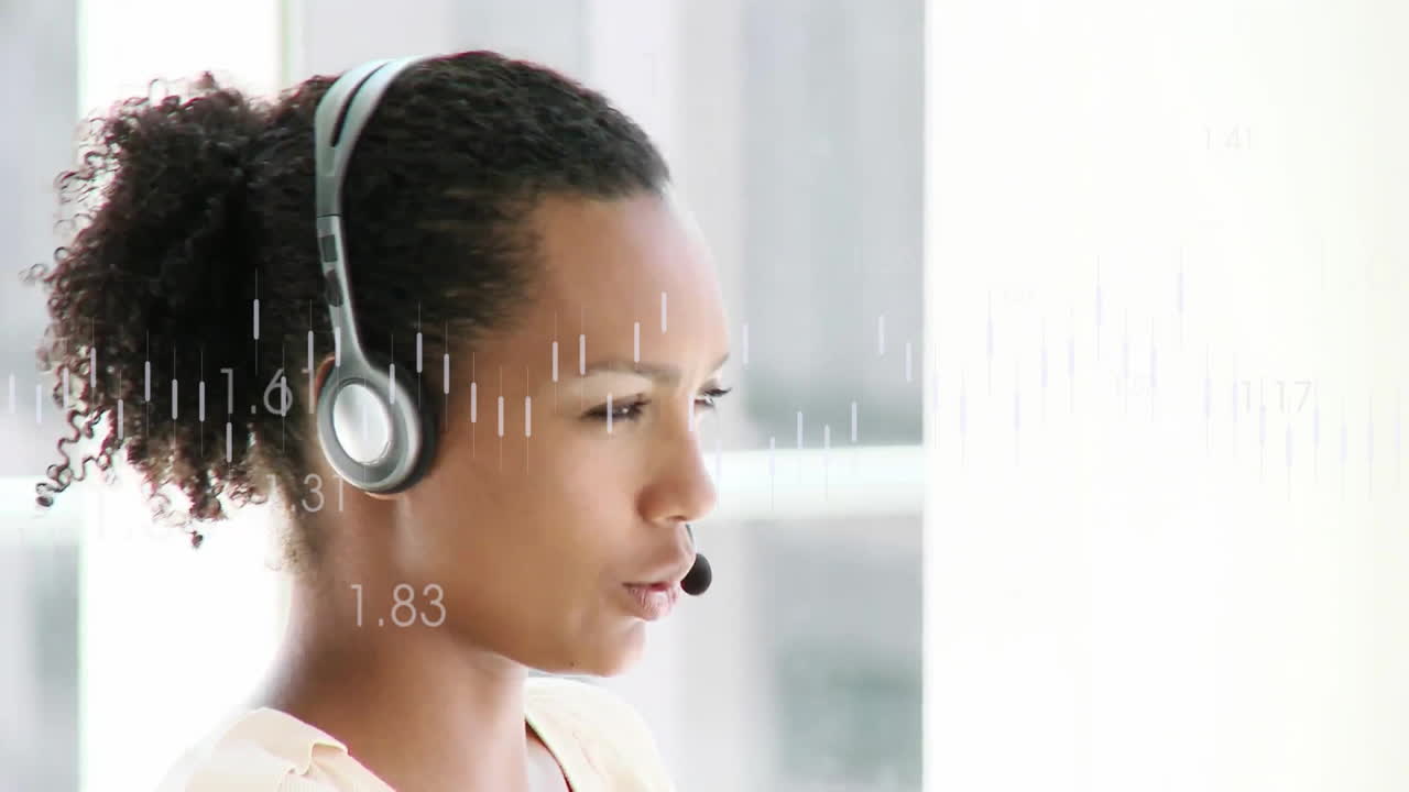 animación de procesamiento de datos digitales sobre mujer de negocios biracial usando auriculares de teléfono