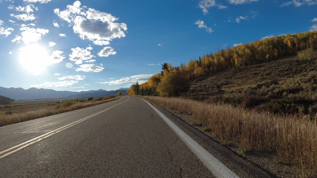 Filmato stradale - Autostrada 14 nel Colorado centrale durante l'autunno, ai piedi delle Montagne Rocciose.