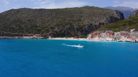 Vista-Aérea-De-La-Costa-Adriática-Con-Lancha-Rápida