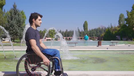 hombre discapacitado sentado y caminando en silla de ruedas en el parque.