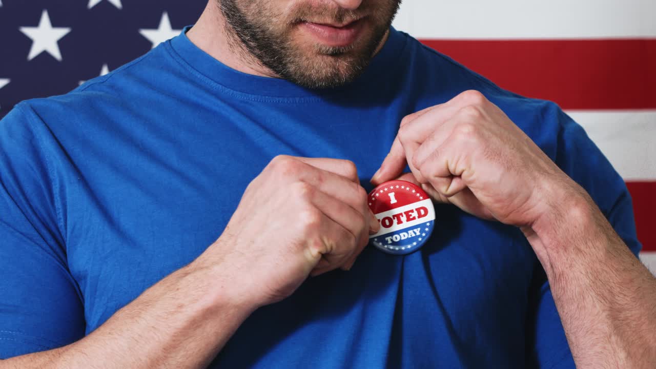 botón de las elecciones presidenciales en un hombre