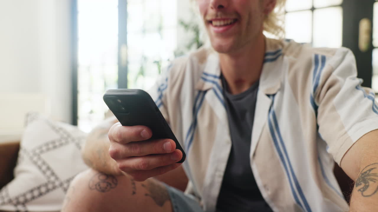 Primo piano di un uomo che usa il cellulare e sorride