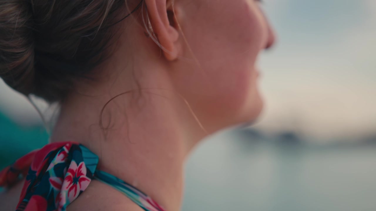 Primo piano di una donna felice che trova la pace interiore durante un viaggio tropicale