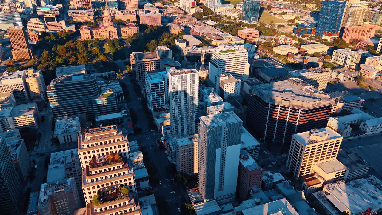 Austin, USA, 21 novembre 2025: Veduta aerea pomeridiana di Austin, Texas, con il Campidoglio dello Stato. Scatto aereo all'ora d'oro del centro di Austin che mostra lunghe ombre sui quartieri urbani e sul Campidoglio del Texas.