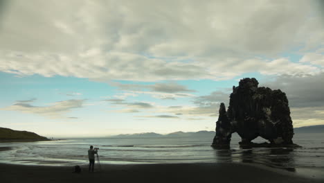 Persona-Tomando-Fotografías-Con-Trípode-En-La-Hermosa-Costa-De-Islandia