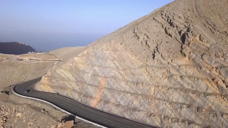 Die-Atemberaubenden-Hoch-Aufragenden-Berge-Und-Abfahrten-In-Jebel-Jais-Vereinigte-Arabische-Emirate-Im-Hintergrund-Mit-Einem-Blauen-Hellen-Himmel-Tagsüber---Breite-Aufnahme