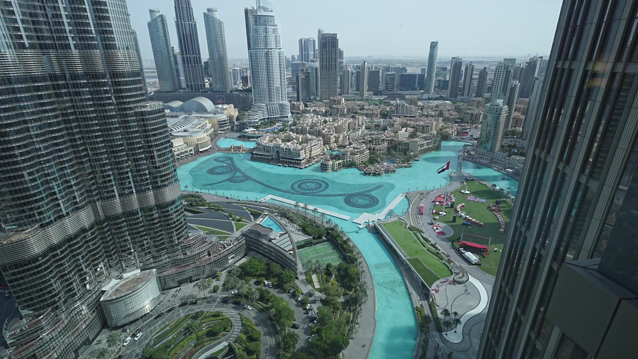 Cảnh đài phun nước Burj Khalifa Dubai với cờ UAE và khách sạn Address ở phía sau