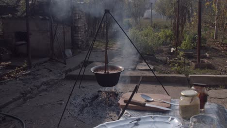 Bohnensuppe,-Die-Im-Kessel-Auf-Dem-Scheiterhaufen-Im-Garten-Kocht