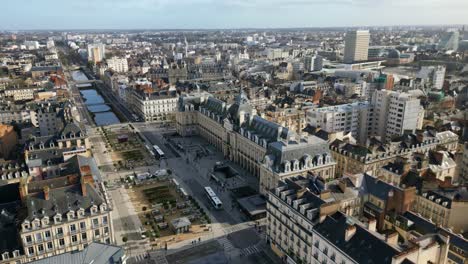 barrio república de la ciudad de rennes, francia. aerial hacia atrás