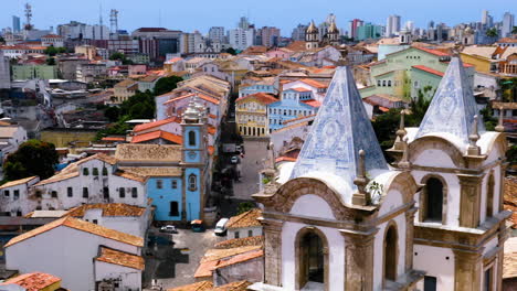 Luftaufnahme-Der-Häuser-Im-Viertel-Pelourinho-Und-Dem-Meer-Im-Hintergrund,-Salvador,-Bahia,-Brasilien