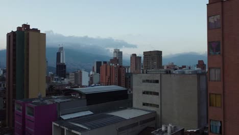 varios edificios emblemáticos en medellín, colombia, vista del edificio coltejer