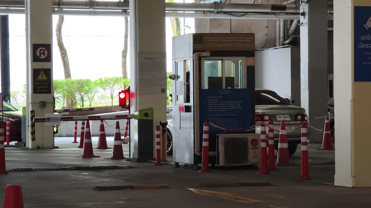 보안 부스와 함께 주차장 내부