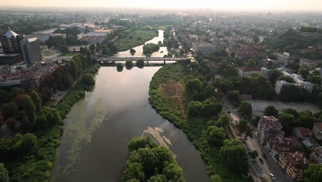 Drone-Aéreo-Del-Casco-Antiguo-De-Plovdiv,-Bulgaria-Con-El-Río-Maritsa,-El-Horizonte-Y-Lugares-Famosos-A-La-Vista