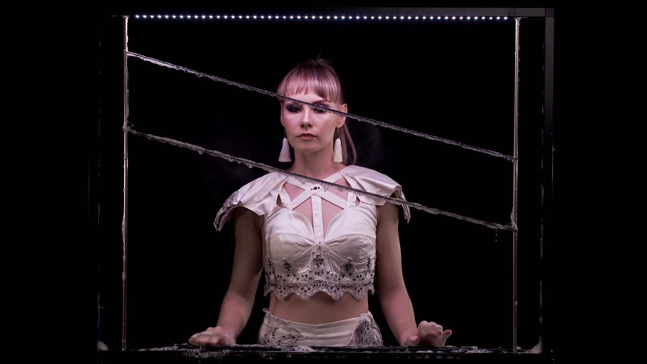 소녀는 손가락으로 비누방울을 튕긴 다음 손으로 잡아서 뚫고 옆으로 옮깁니다.