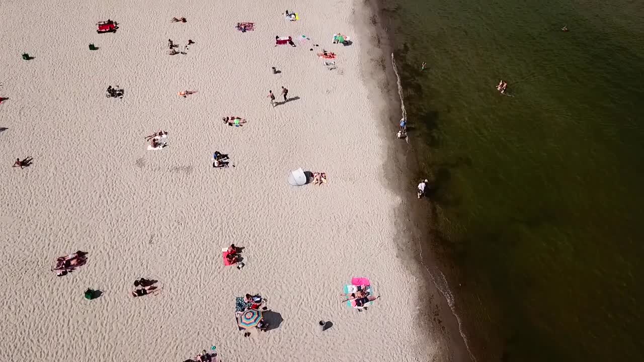 해변 근처에서 비행