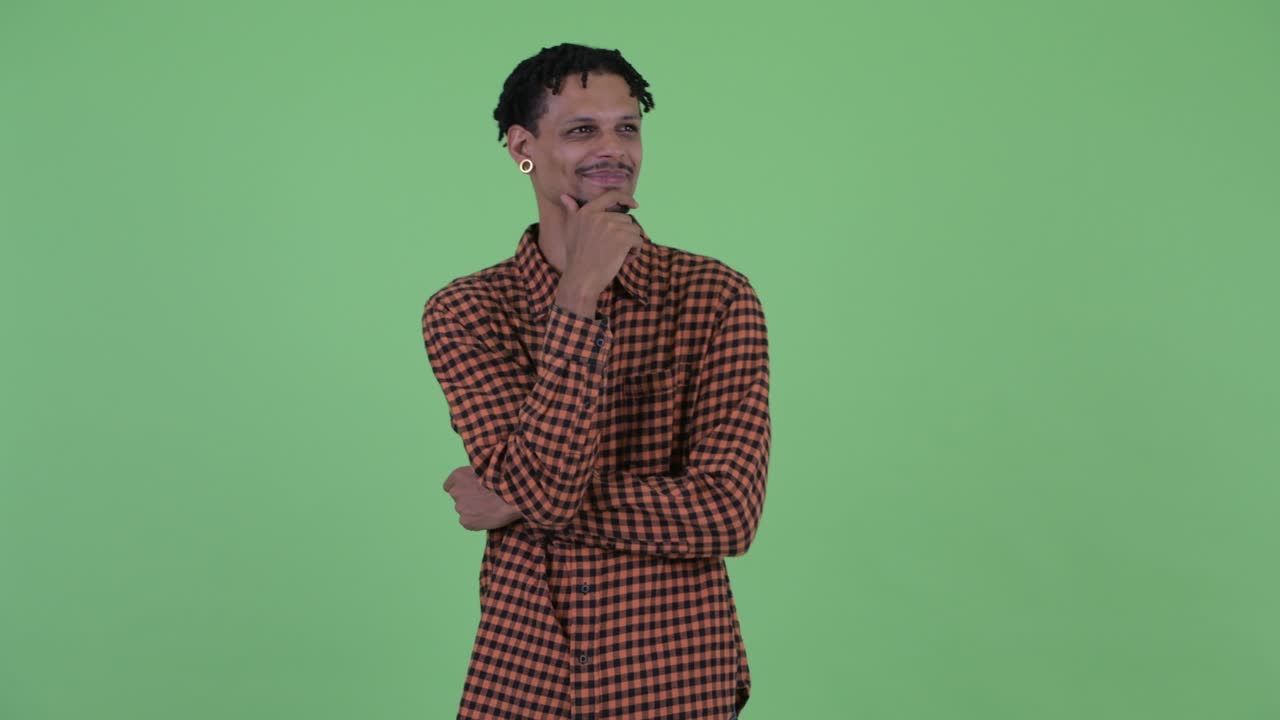 joven feliz y guapo hombre africano con dreadlocks
