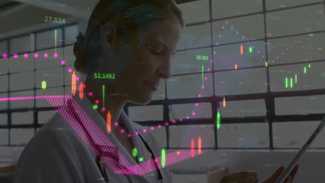 animación del procesamiento de datos sobre una doctora caucásica
