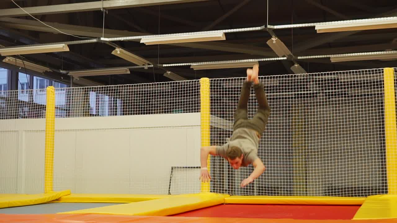 트램폴린 에서 스턴트 를 하는 남자