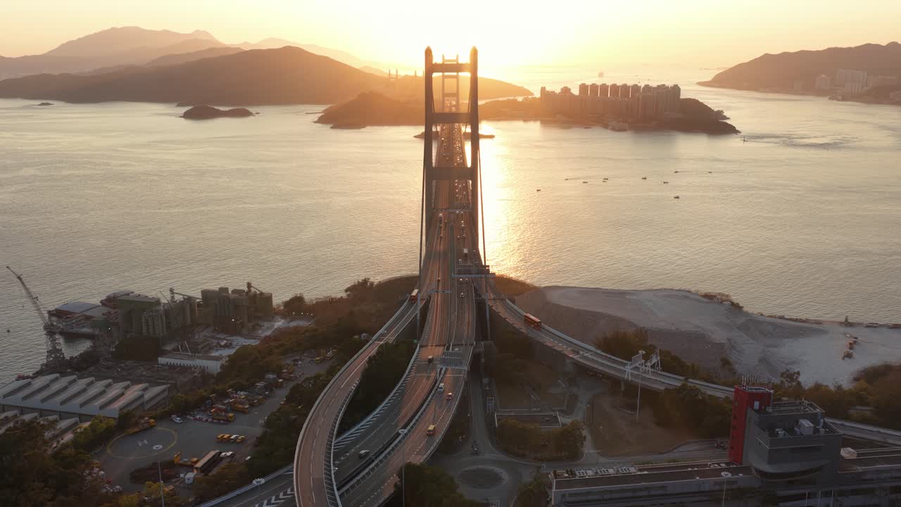 Vista aerea del Ponte Tsing Ma a Hong Kong al tramonto