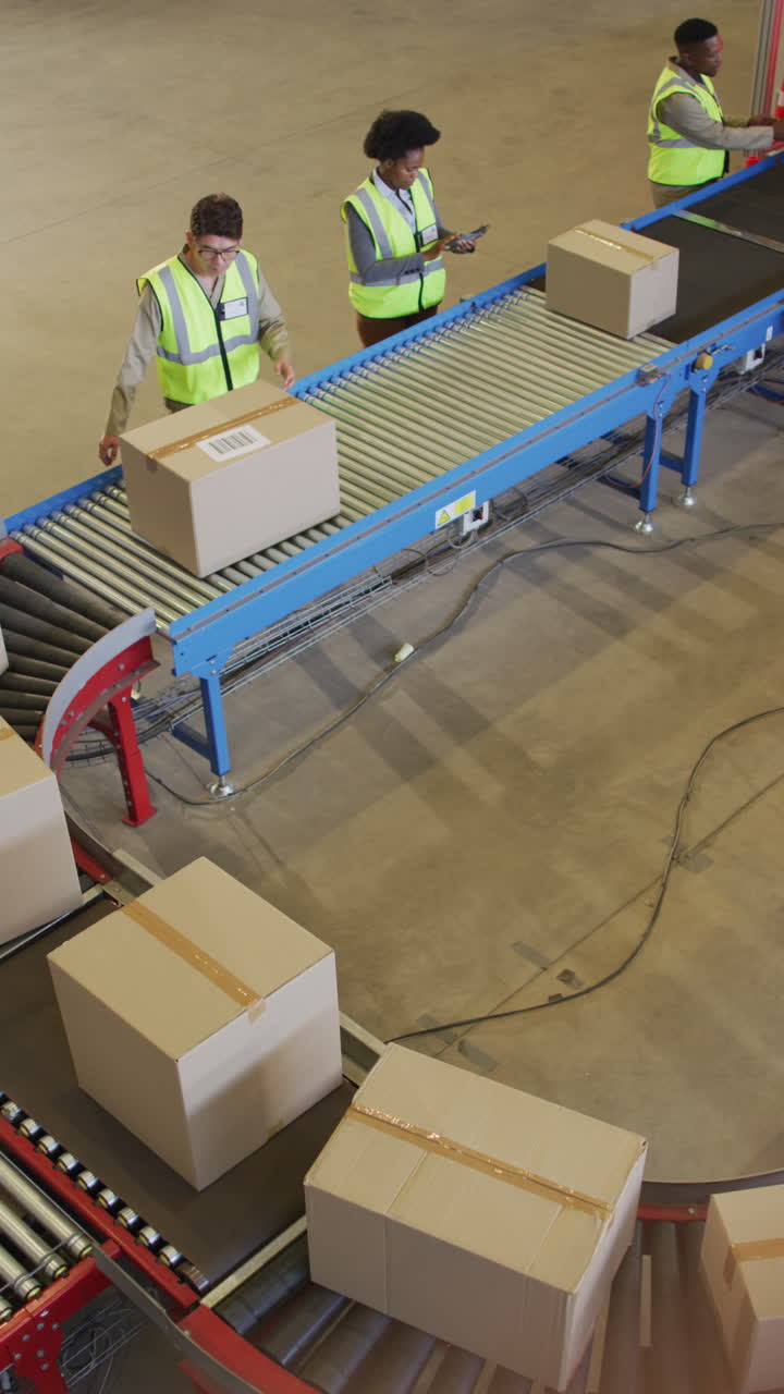 video vertical de diversos trabajadores masculinos y femeninos hablando en el almacén