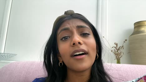 mujer asiática india escuchando y respondiendo a un chat de video