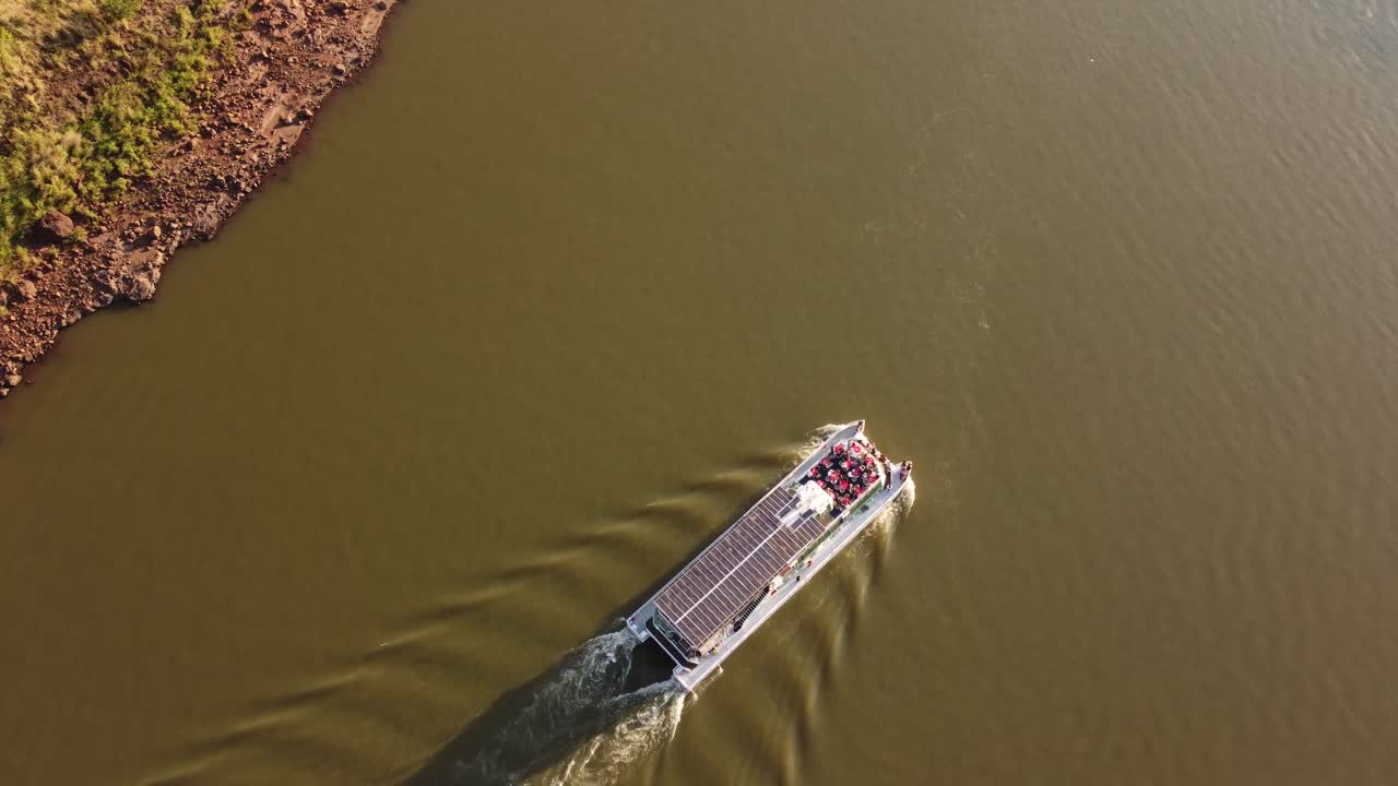남아메리카에서 일몰 이과수 강으로 항해하는 선박에 관광객의 그룹