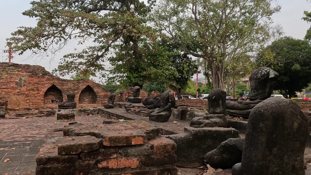 vista panorámica lenta de las estatuas históricas de buda en ruinas