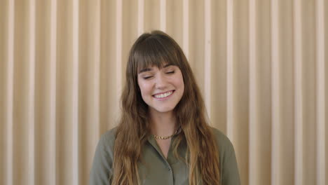 retrato de una linda joven mujer caucásica sonriendo alegre satisfacción mirando a la cámara positiva mujer caucásica feliz relajada