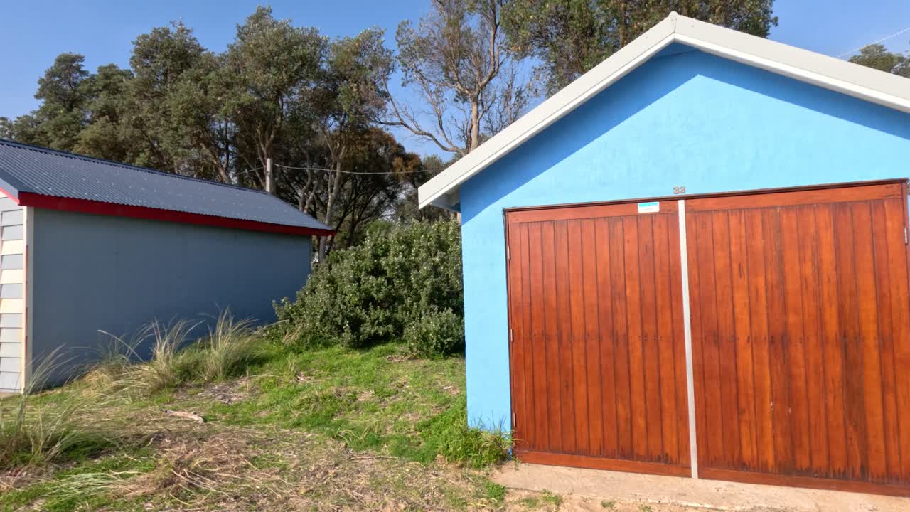 coloridos cobertizos de playa a lo largo de la costa