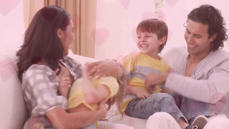 la familia se hace cosquillas.