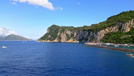 Idílico-Paisaje-Marino-En-La-Isla-Capri-En-Italia---Toma-Aérea-De-Drones