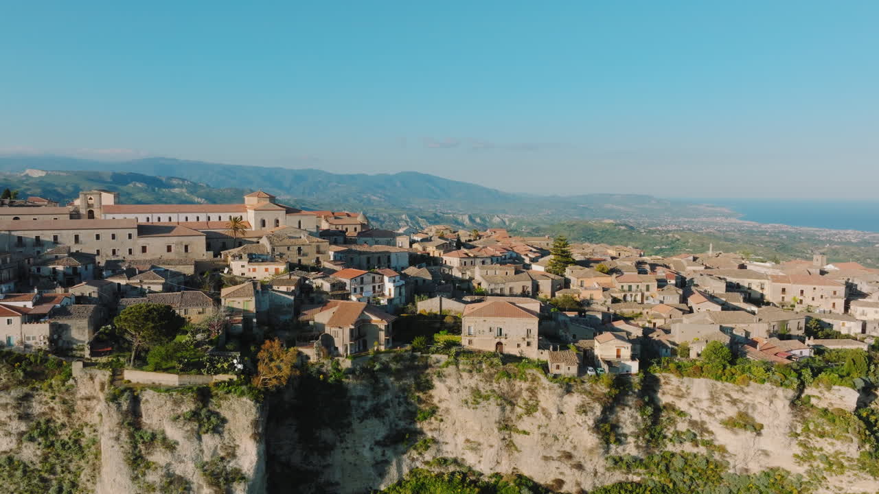 Veduta della città di Gerace, il borgo delle cento chiese in Calabria
