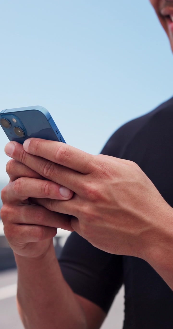 Giovane che usa lo smartphone all'aperto