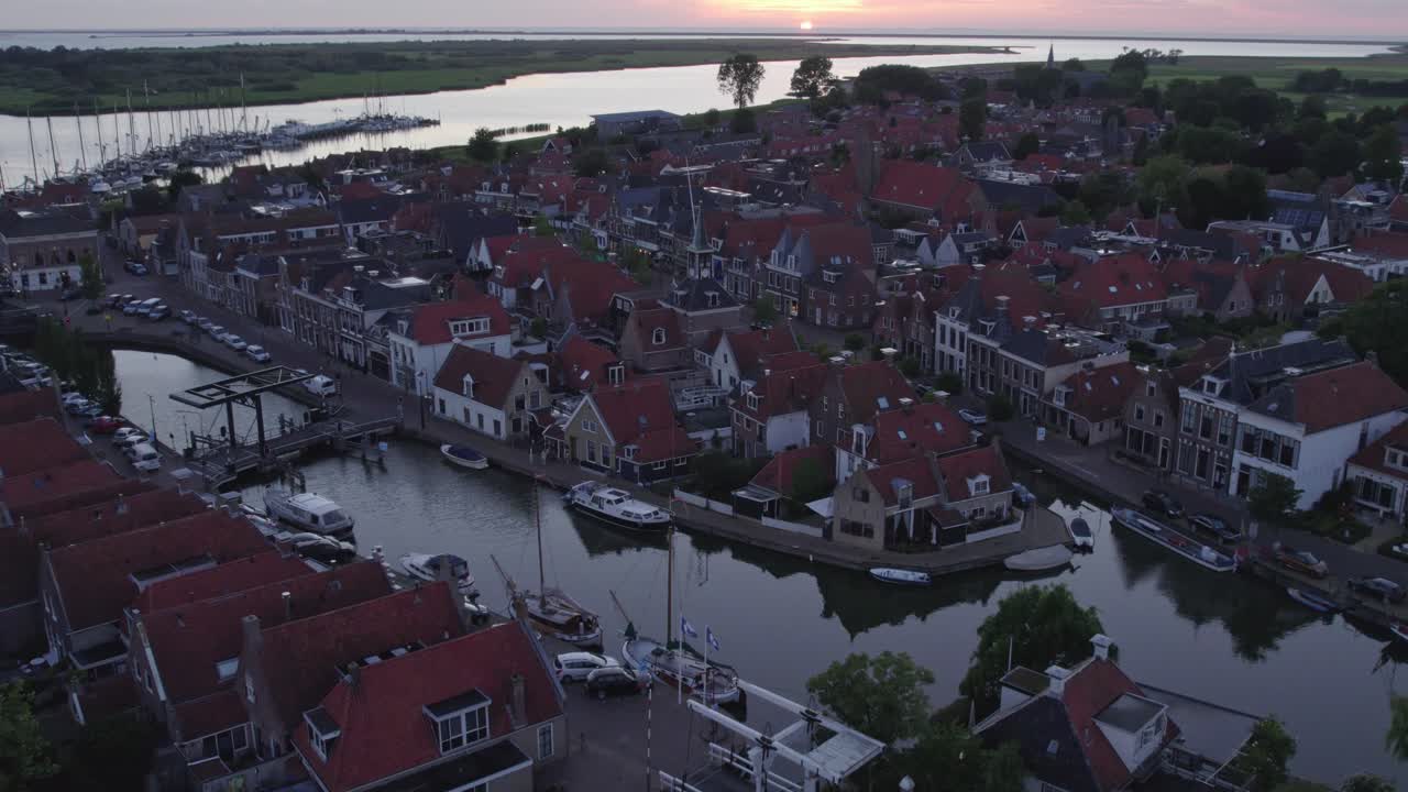 vista aérea de la aldea turística makkum friesland durante la puesta del sol, aérea