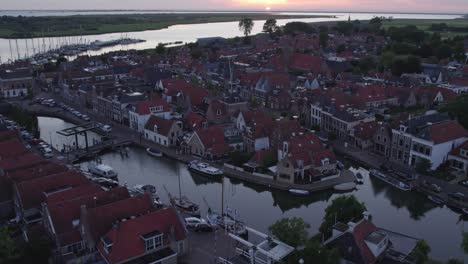 Vista-Aérea-Del-Pueblo-De-Turismo-Makkum-Friesland-Durante-La-Puesta-De-Sol,-Antena