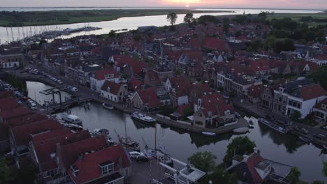 vista aérea de la aldea turística makkum friesland durante la puesta del sol, aérea