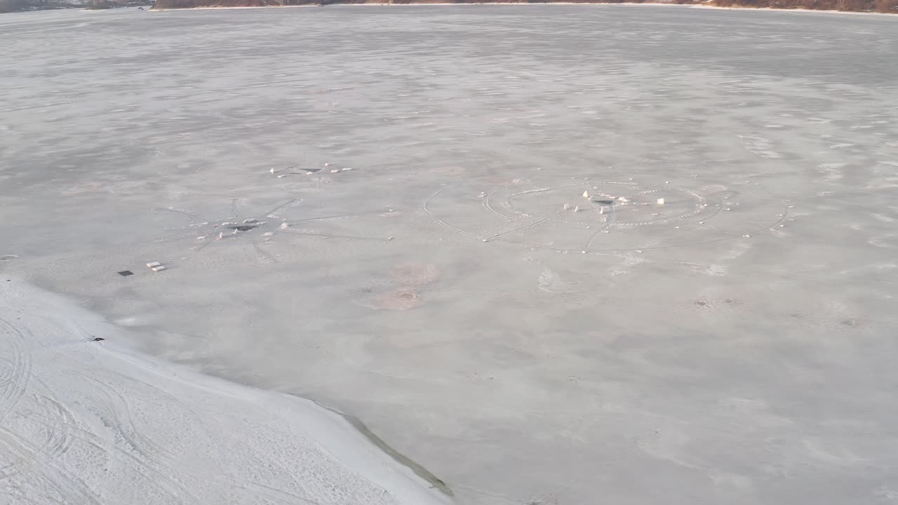 lago congelado czorsztynskie durante el invierno en polonia, antena