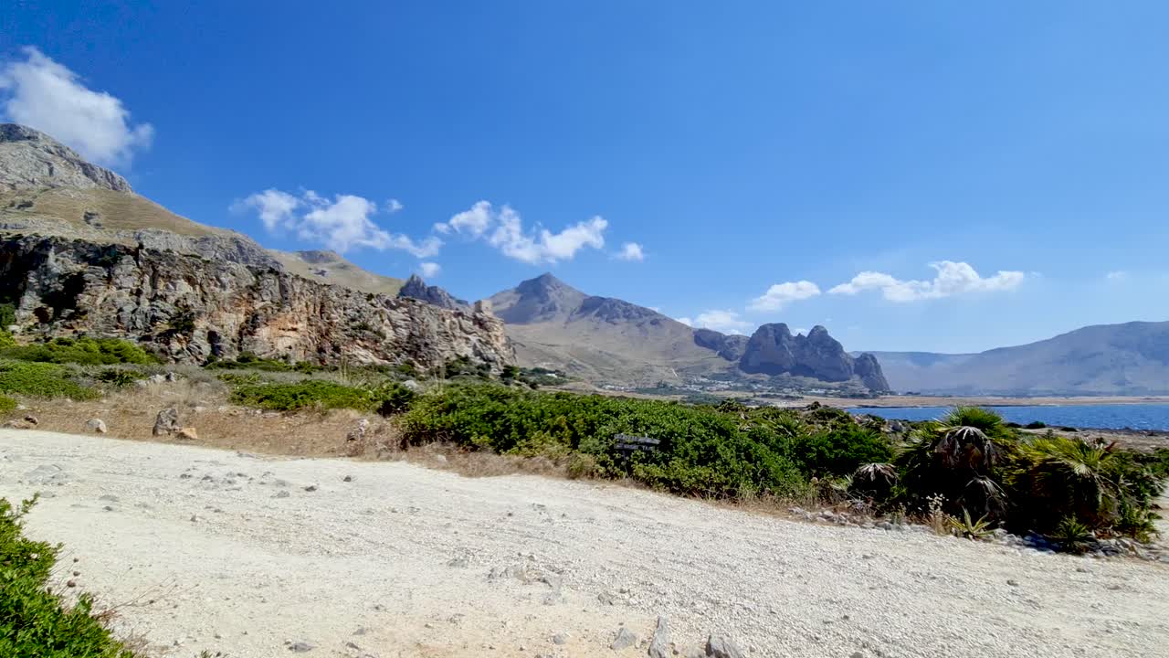 바이아 산타 마르게리타(baia santa margherita)에서 오른쪽으로 패닝하고 산 비토 로 카포(san vito lo capo)와 가까운 서부 시칠리아 해안의 주변 풍경