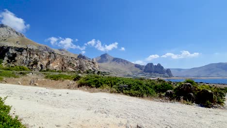 panorámica hacia la derecha en baia santa margherita y el paisaje circundante en la costa occidental de sicilia, cerca de san vito lo capo