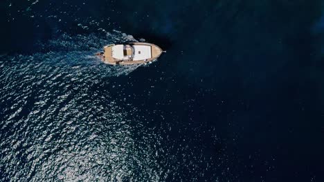 Drone-Disparó-Sobre-El-Yate,-Barco-Y-Mar,-Verano-En-Agios-Nikolaos-Creta-Grecia