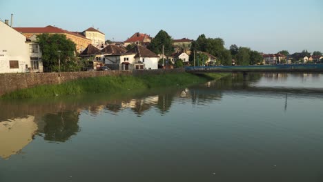 Vista-Del-Río-Y-El-Puente-En-El-Distrito-De-Brcko,-Bosnia-Y-Herzegovina