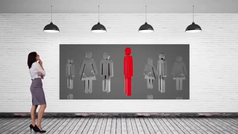 mujer de negocios mirando una pantalla