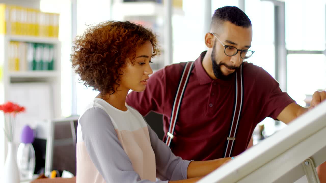arquitectos discutiendo sobre la mesa de dibujo 4k